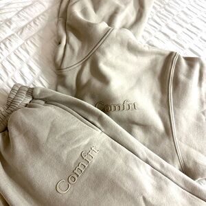 COMFRT SIZE: XS SET  SWEATS + HOODIE

COLOR: Cement